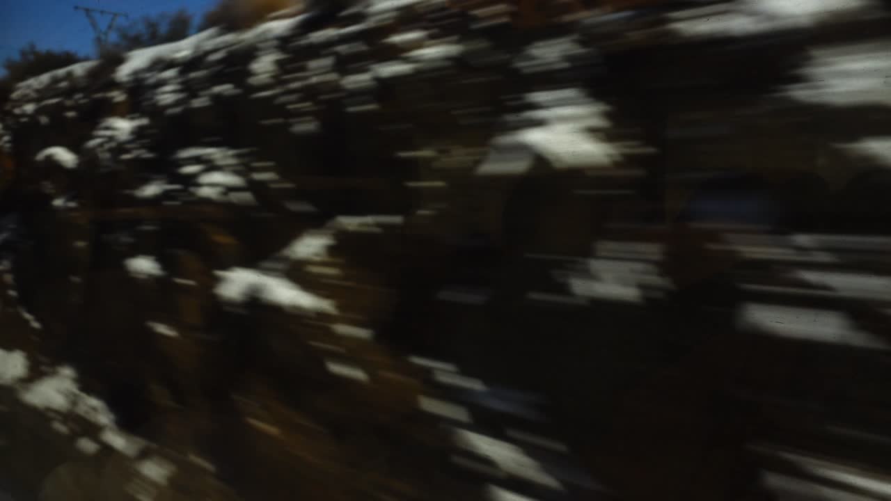 Riprese dal vagone ferroviario, attraverso il vetro, in movimento. Riprese in movimento.