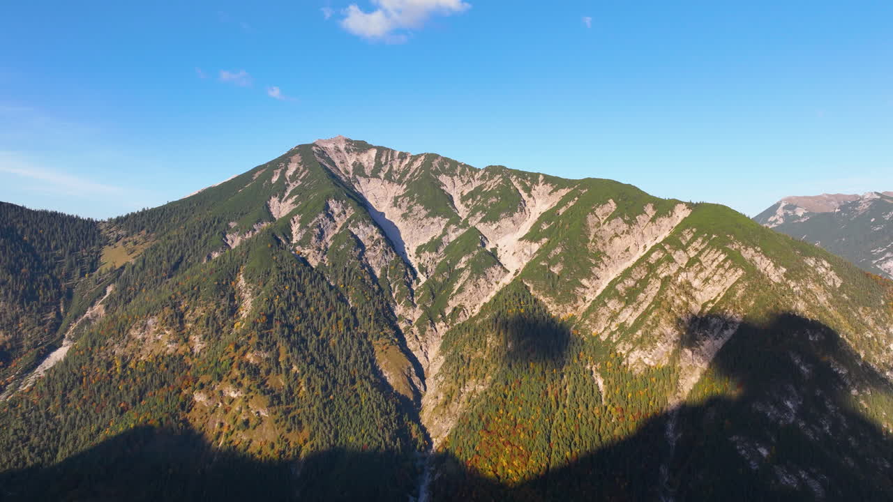 nubes de lapso de tiempo moviéndose a través del idílico paisaje montañoso boscoso austriaco del tirol