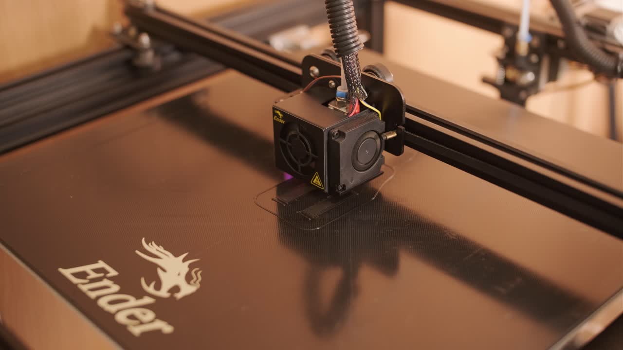 3d 프린터는 플라스틱에서 물체를 인쇄합니다. 자동 3차원 3d 프린터가 플래스틱을 수행합니다. 3d 인쇄를위한 진보적인 첨가 기술.