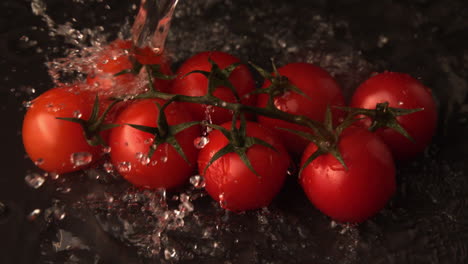 Agua-Cayendo-Sobre-Tomates-Cherry-En-Rama