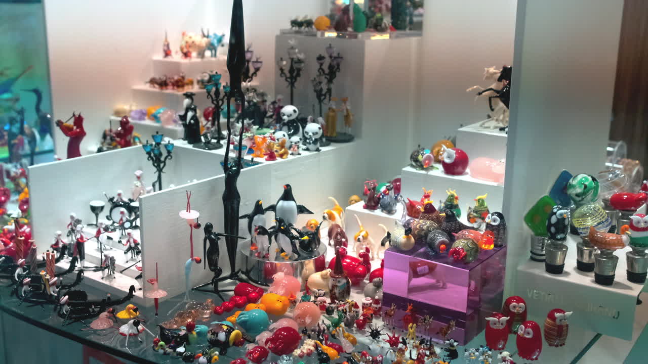 exhibición de estatuillas de vidrio de colores