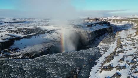 Drohnenaufnahme-Des-Dettifoss-Wasserfalls-In-Island-Im-Winter-Morgens-Mit-Einem-Regenbogen