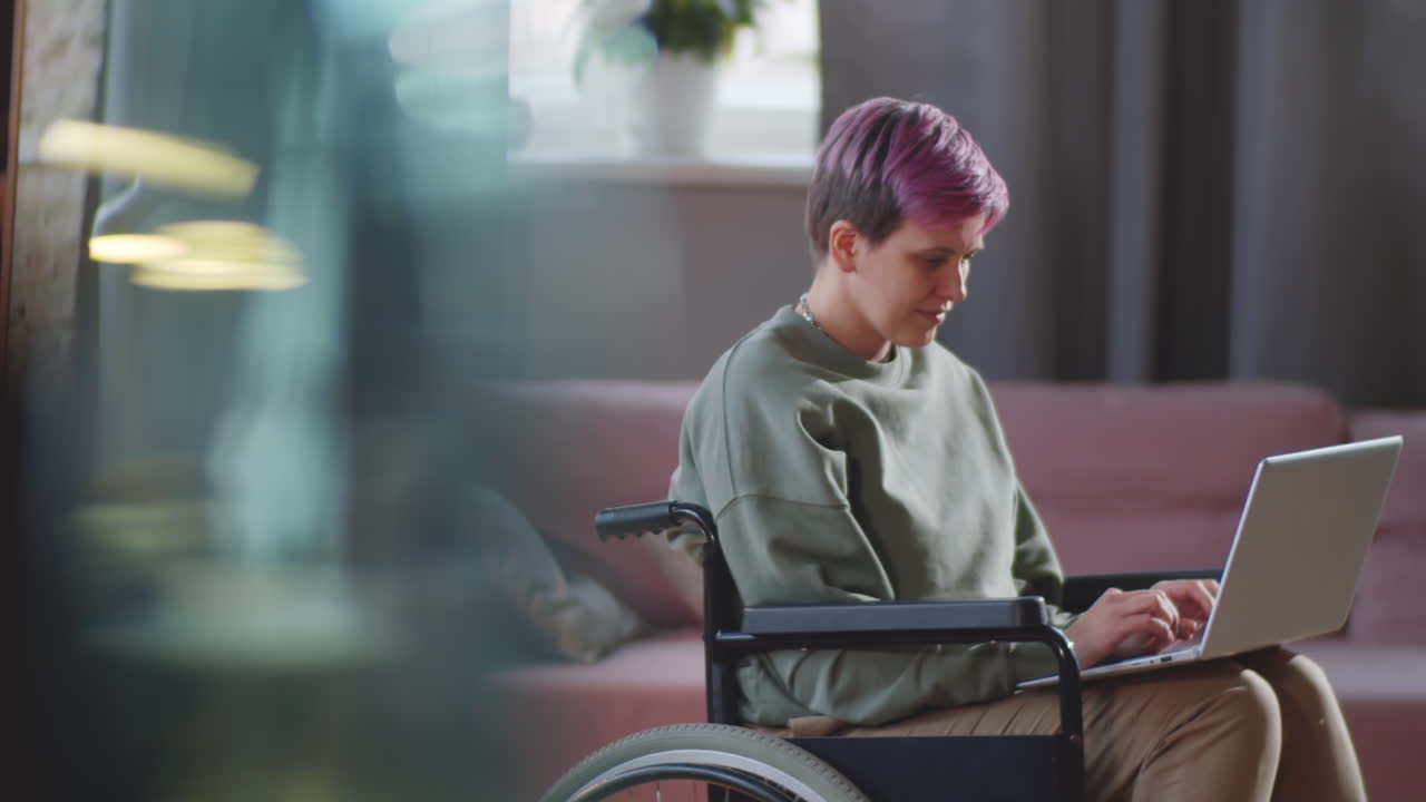 체어 에 앉은 여자 가 노트북 을 사용 하고 있다