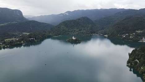 Isla-En-Un-Lago-Con-Una-Gran-Iglesia