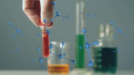 animación de moléculas girando sobre un científico caucásico sosteniendo un tubo de ensayo con líquido rojo