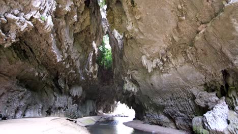 Cueva-Natural-En-Un-Espacio-Abierto-Con-Agua-En-El-Suelo