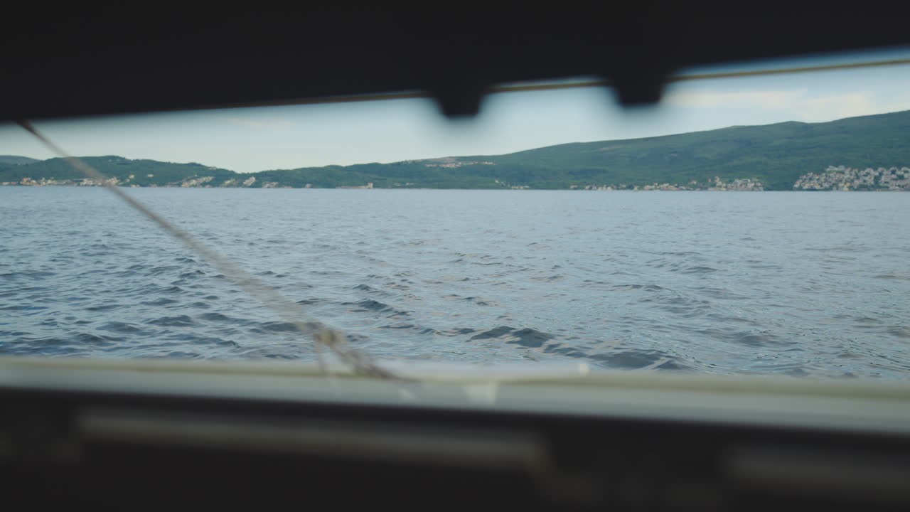 Blick auf den See von einem Boot aus