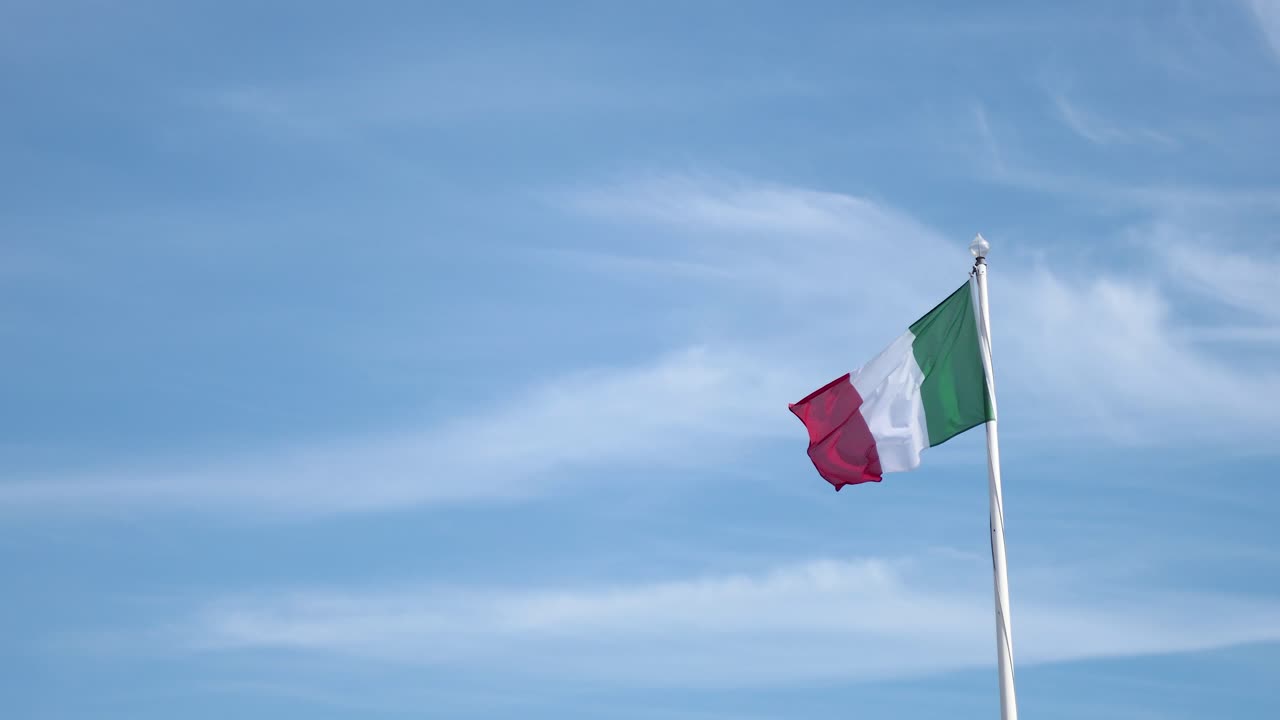 Bandiera italiana che sventola con uccelli nel cielo