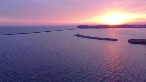 Friedlicher-Sonnenaufgang-Aus-Der-Luft-über-Einem-See