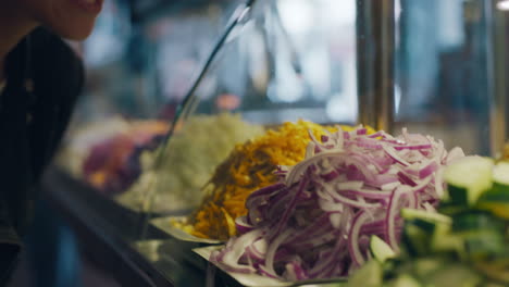 Amigos-De-Viaje-Mirando-Comida-Saludable-En-Un-Restaurante-Dos-Hermosas-Mujeres-Disfrutando-De-Una-Variedad-Exótica-Pidiendo-Ensalada-Imágenes-De-4k