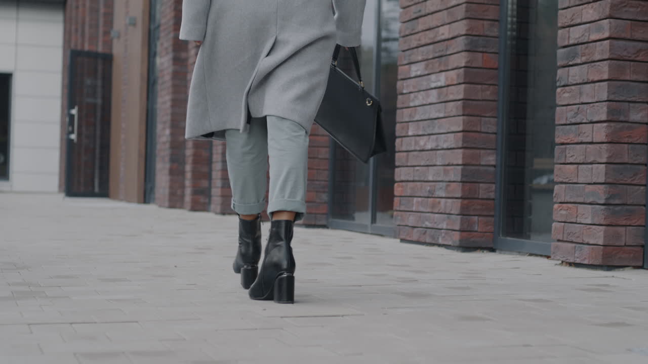 mujer caminando por la ciudad