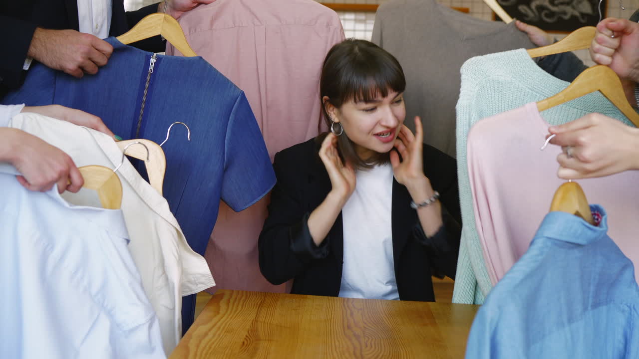 옷 을 시도 하는 친구 들 의 그룹