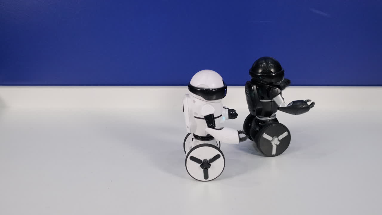 dos pequeños robots