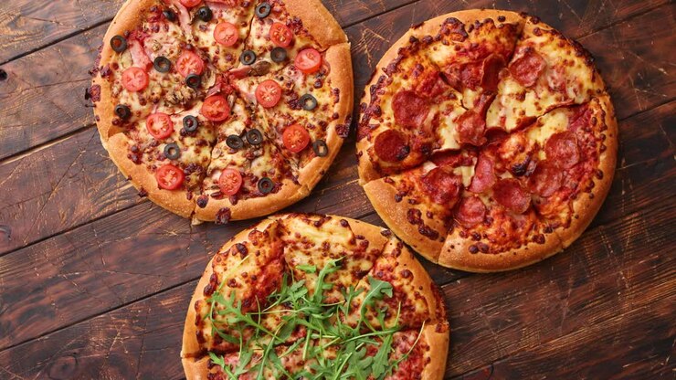 Pizze fatte in casa, spesse in stile americano, con impasto soffice