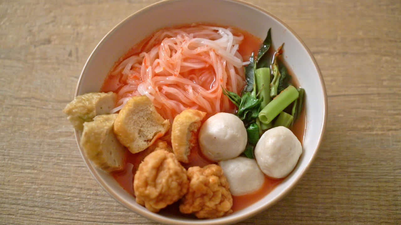 분홍색 수프에 생선 공과 새우 공을 넣은 작은 납작한 쌀국수, 엔 타 4 또는 엔 타 포 - 아시아 음식 스타일