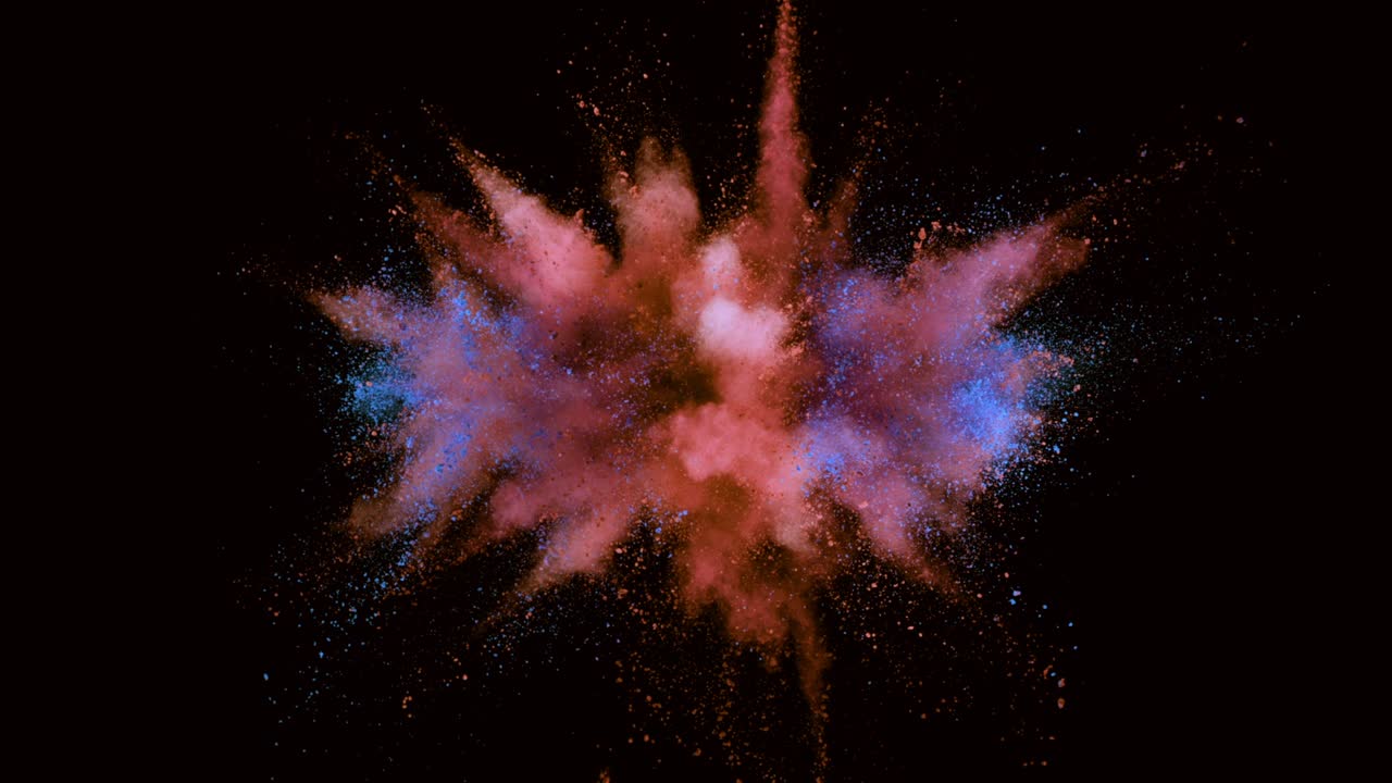 super cámara lenta de la explosión de polvo de color aislado en el fondo oscuro.