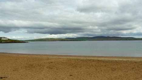 Lapso-De-Tiempo-De-Playa-De-Isla-Remota-Panorámica-Con-Movimiento-De-Nubes