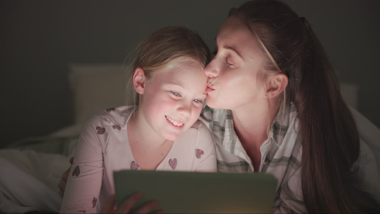태블릿, 행복하고 침실에서 딸과 어머니