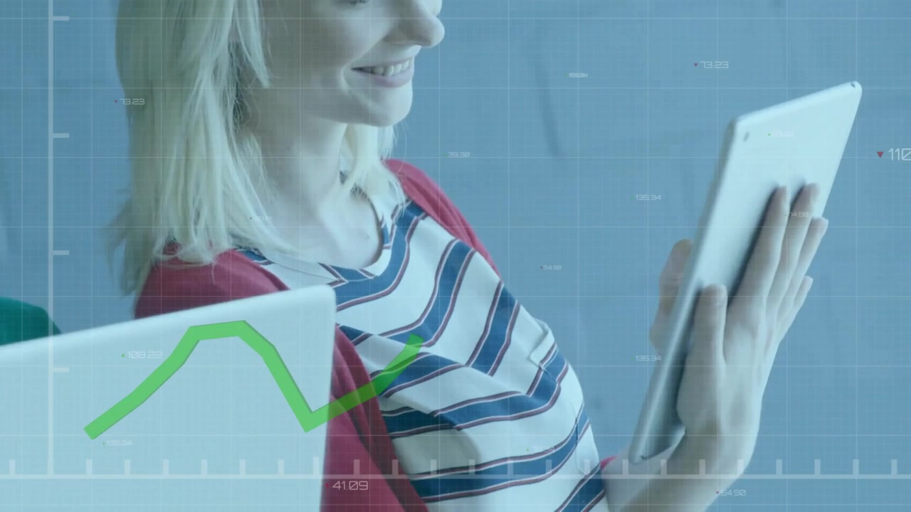 Una bionda e una mora toccano tablet e telefono, digitando sul laptop mentre un grafico si sposta per insight di business