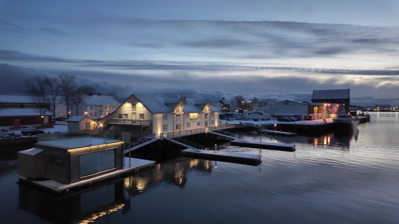 Vinterkveld i Svolvær, Norge, stille vann, snødekte fjell, rolig stemning