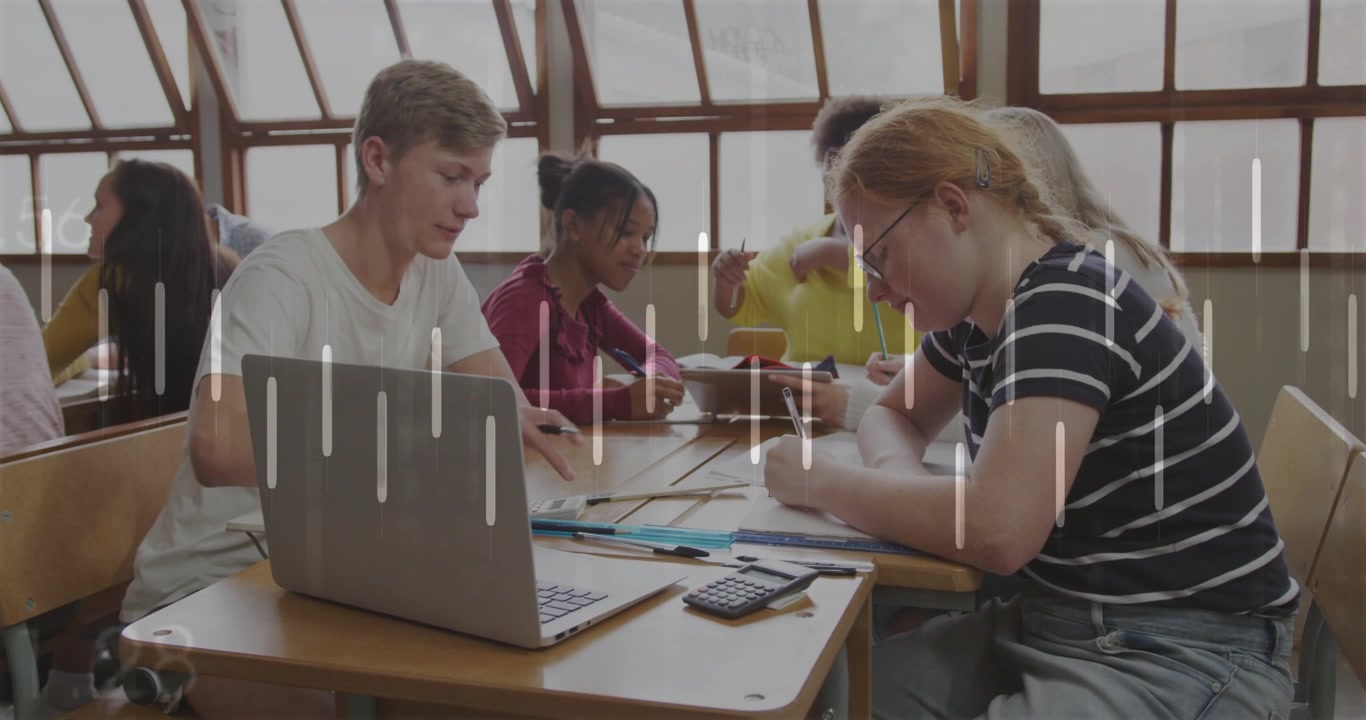 Männlicher Student zeigt, Kommilitonen schreiben und teilen Laptop, Wellenform driftet, leitet Schulprojekt an.