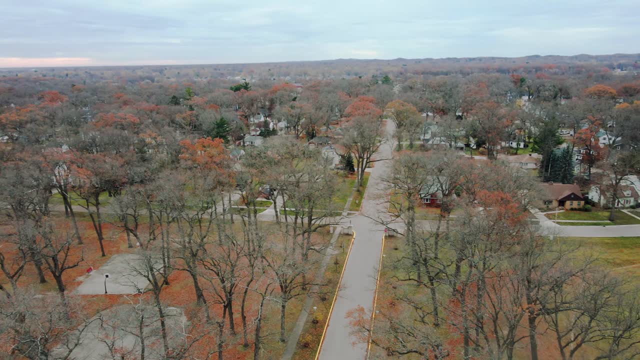 inclinándose hacia arriba para mostrar el cercano vecindario de glenside