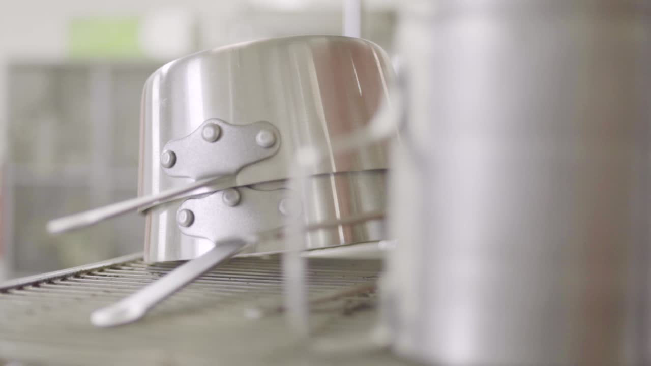 ollas de acero inoxidable brillante en la cocina del restaurante - enfoque selectivo