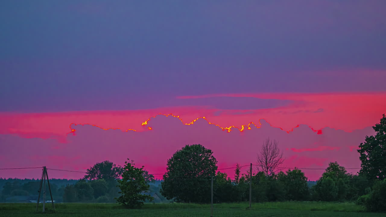 은 해가 지면 하늘에 흐르는 폭풍우 구름, 타임 스 뷰