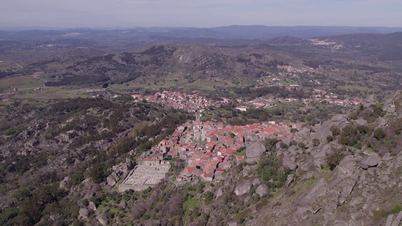 pueblo tradicional monsanto en la cima de la colina durante el día, aéreo