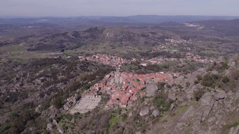 Pueblo-Tradicional-Monsanto-En-La-Cima-De-La-Colina-Durante-El-Día,-Antena