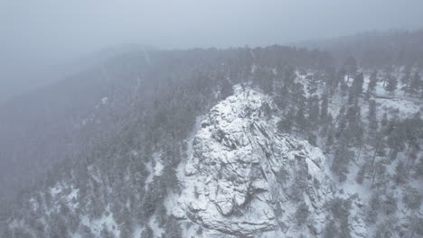 Imágenes-Aéreas-De-Drones-Volando-Alrededor-Del-Pico-De-Una-Colina-Rocosa-Cubierta-De-Nieve-En-Flatirons-Mountain-Boulder-Colorado-Usa