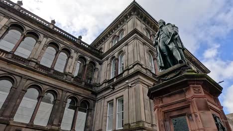 fachada y estatua en la entrada del museo