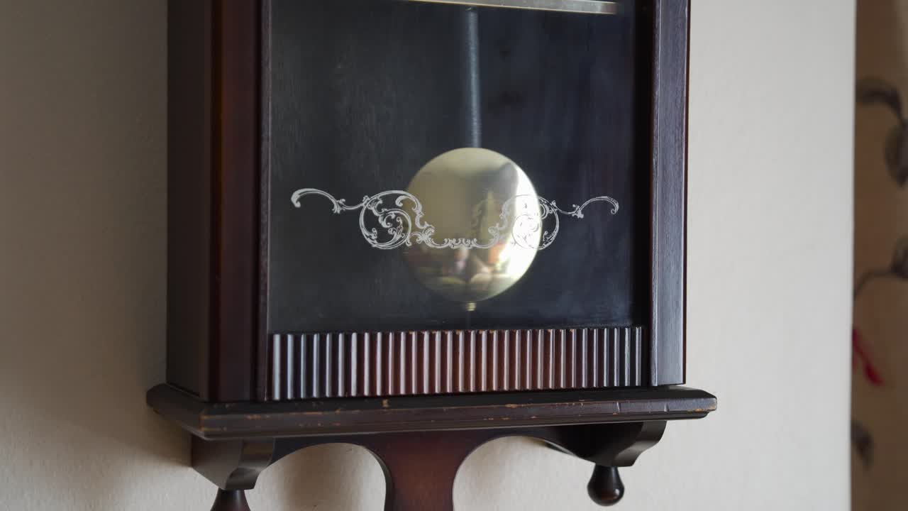 오래된 진자 시계에서 흔들리는 진자