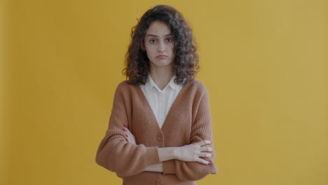 mujer con los brazos cruzados
