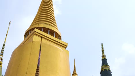 arquitectura de estupa dorada en el templo de buda esmeralda en bangkok, tailandia