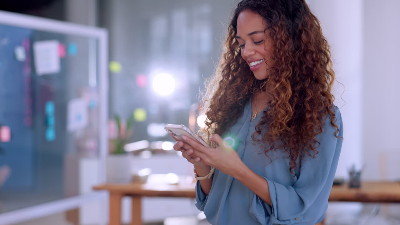 donna nera al telefono a chattare