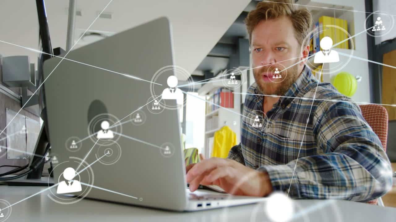 Uomo che digita sul laptop, icone utente che appaiono e si espandono in una rete, visualizzando la crescita tecnologica