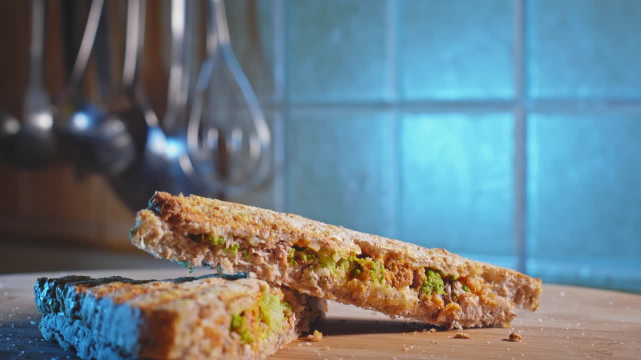 sándwich anabólico de tostadas de atún para el desayuno.