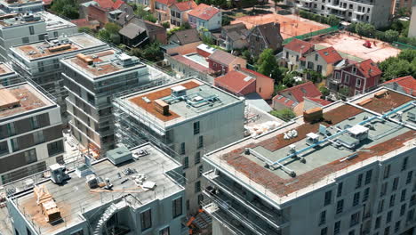 drone volando sobre los condominios modernos del suburbio de parís