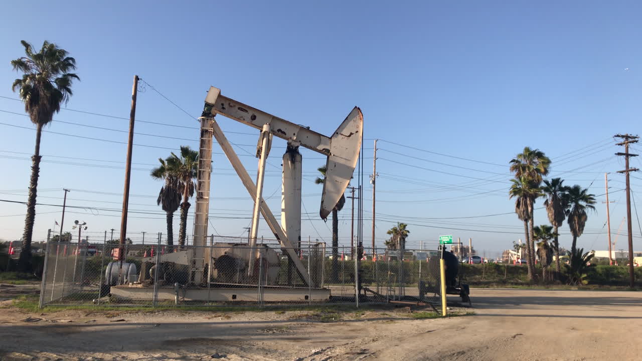 plataforma de perforación de petróleo en newport, california, estados unidos
