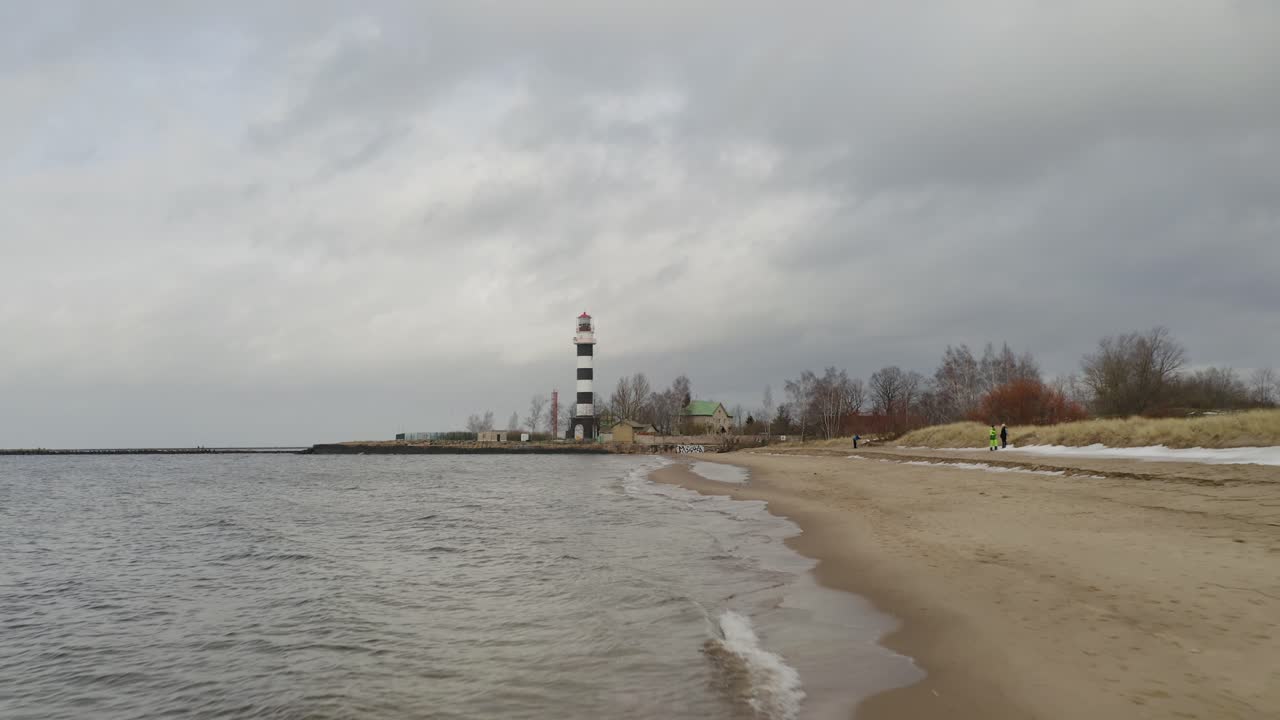 летает очень низко на пляже