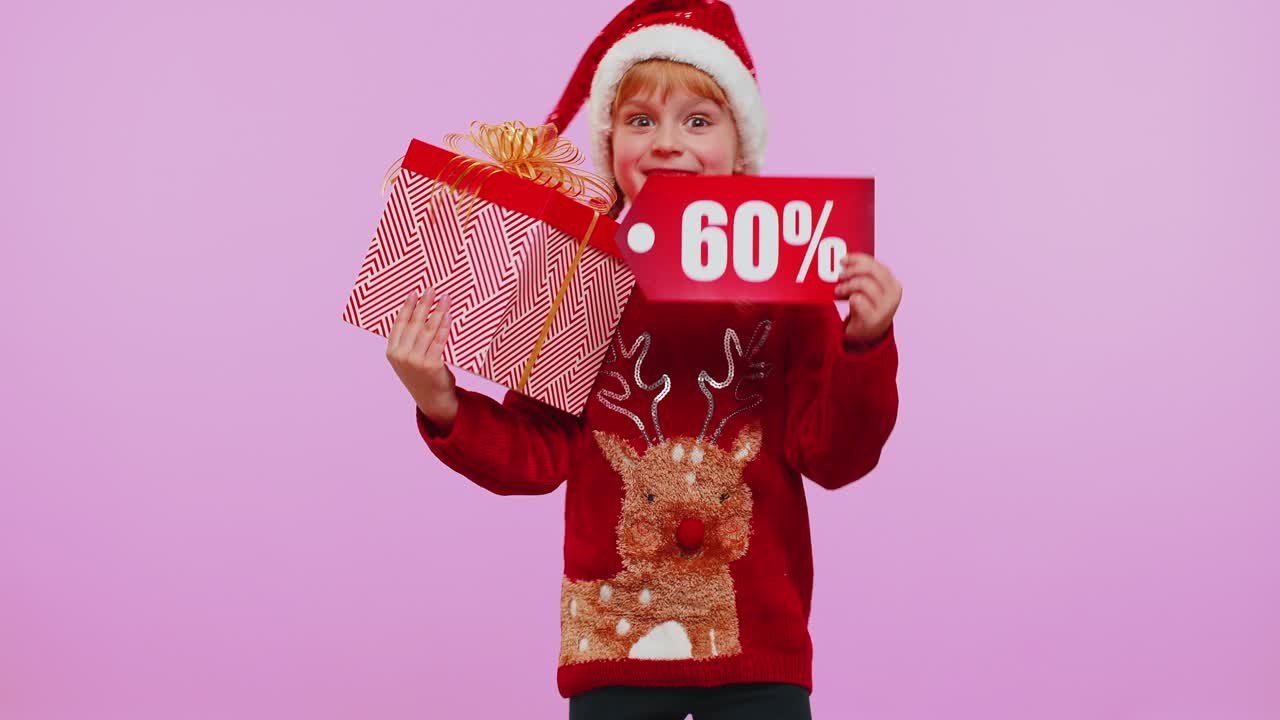 niña con sombrero de navidad mostrando cajas de regalos y inscripciones de descuento del 60 por ciento nota de texto de banner