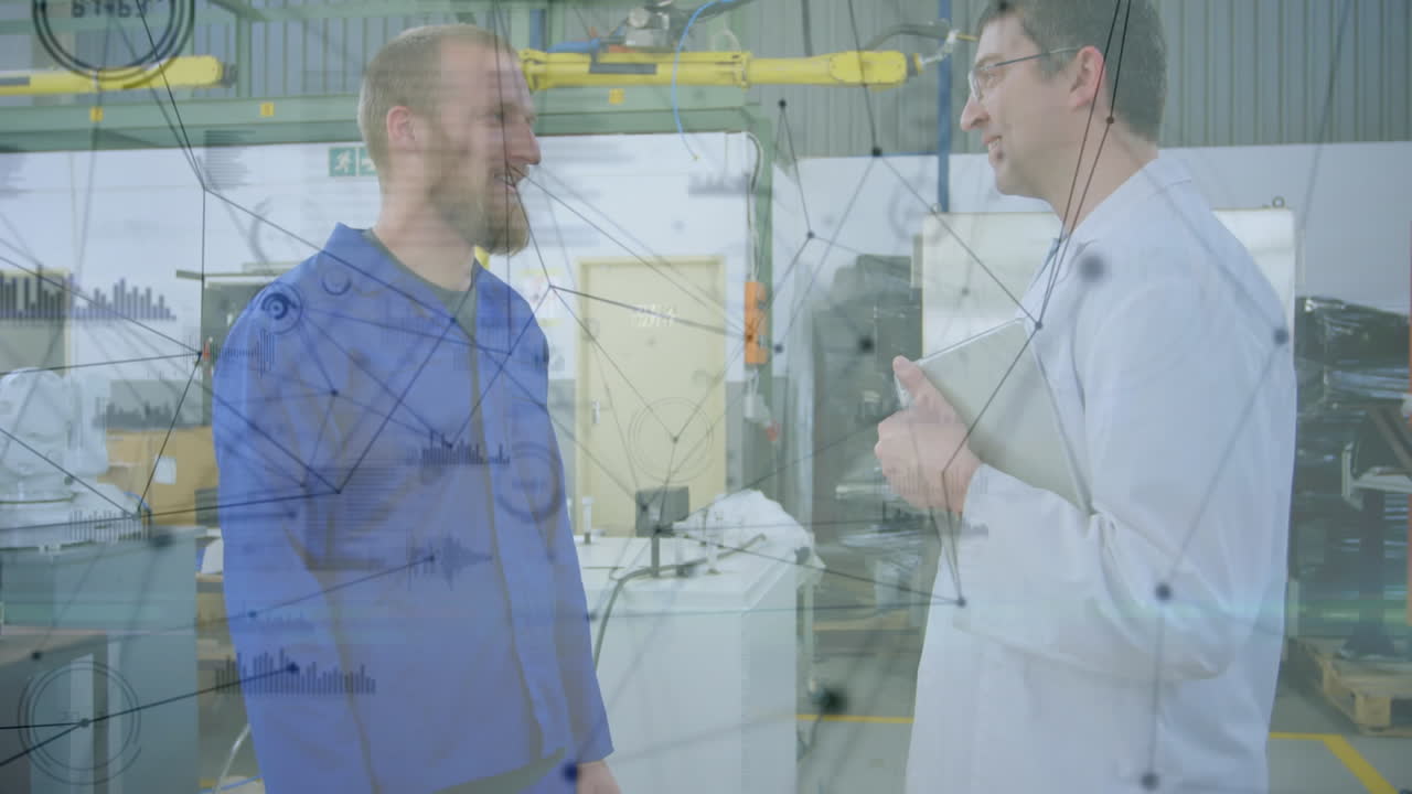animación de la red de conexiones sobre hombres caucásicos hablando en el laboratorio de computadoras