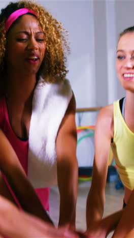grupo de equipo de fitness con la mano apilado