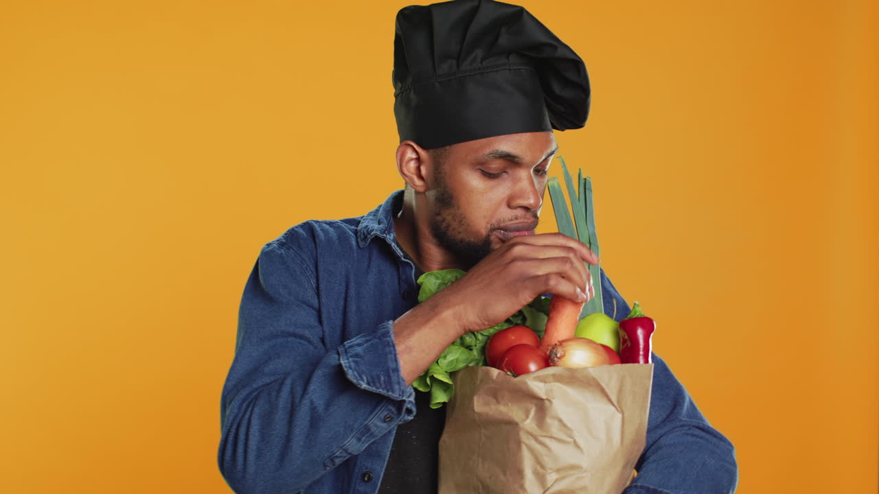 chef vegano satisfecho cocinando una comida con productos locales ecológicos