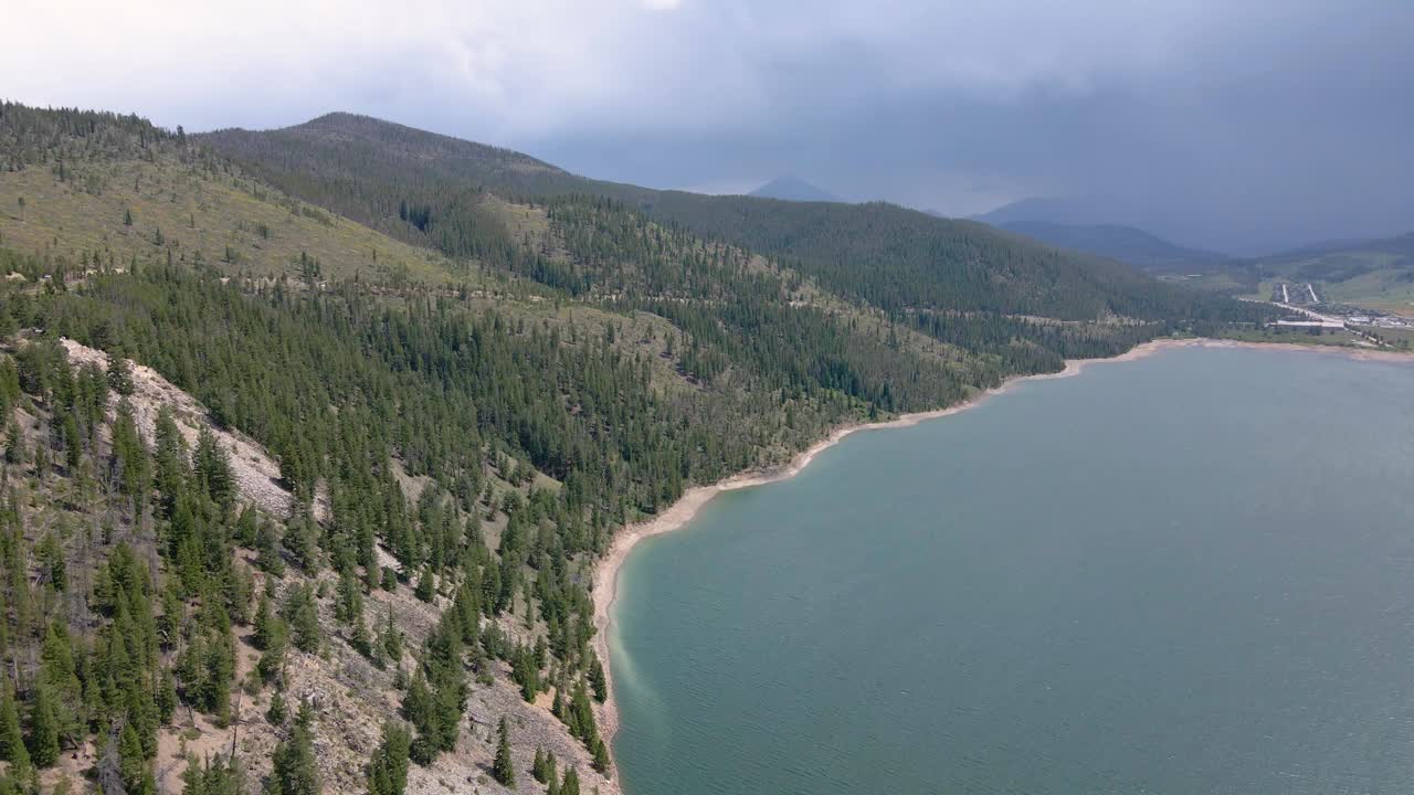 сильный дождь над озером