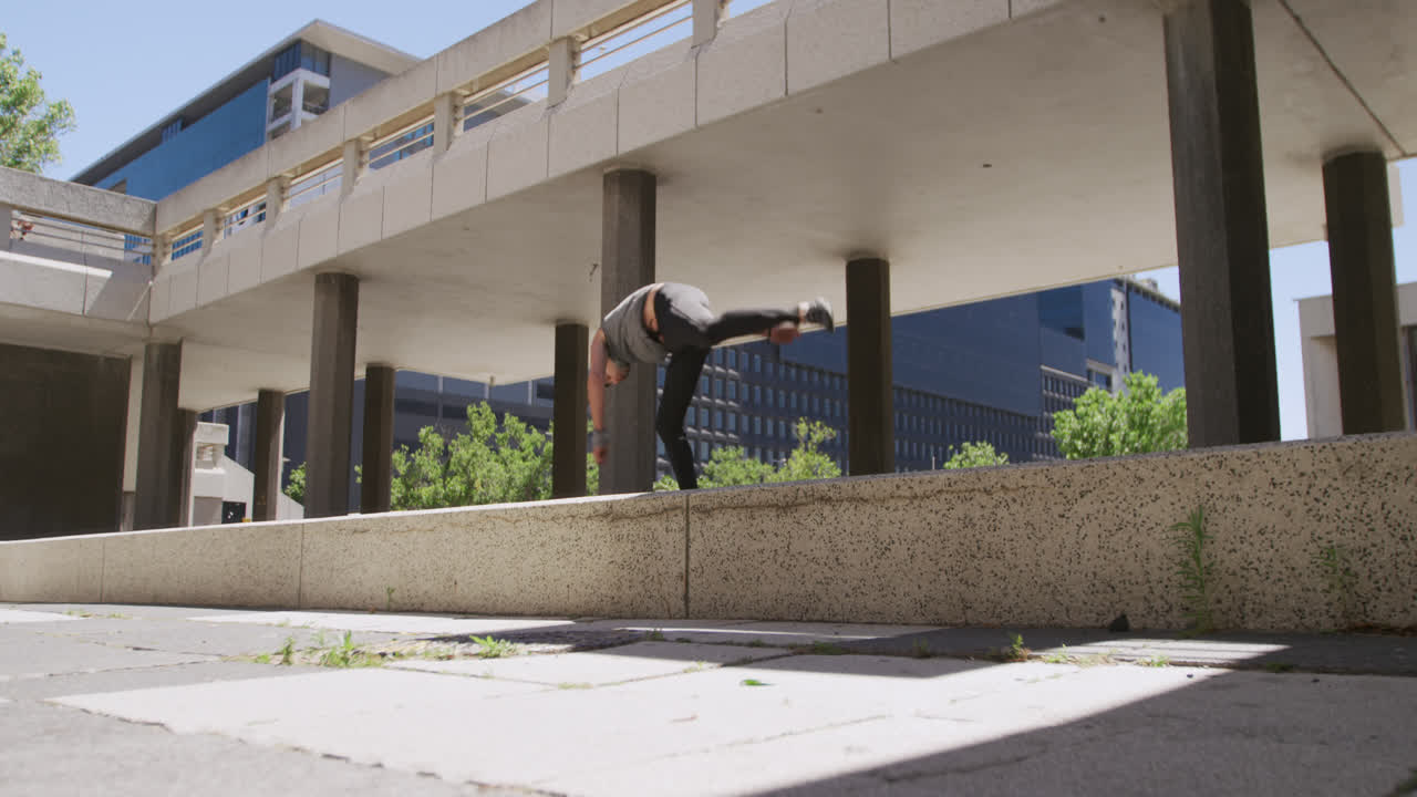 Uomo caucasico che pratica parkour.