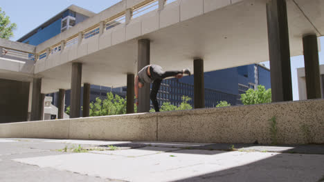 Hombre-Caucásico-Practicando-Parkour