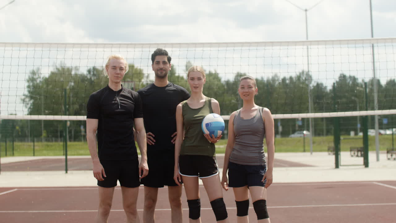 운동복을 입은 다민족 친구들