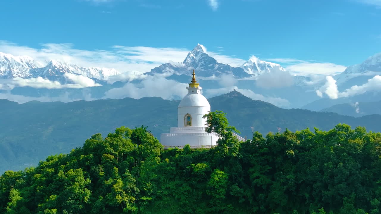 Luftfoto af Fredspagode-stupaen i Pokhara, Nepal.